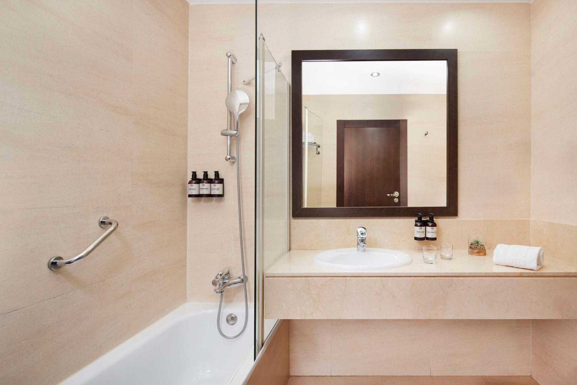 Nh Alcorcon Hotell Exteriör bild